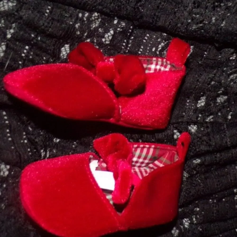 Carter's red velvet crib shoes with bow accents size 3 month